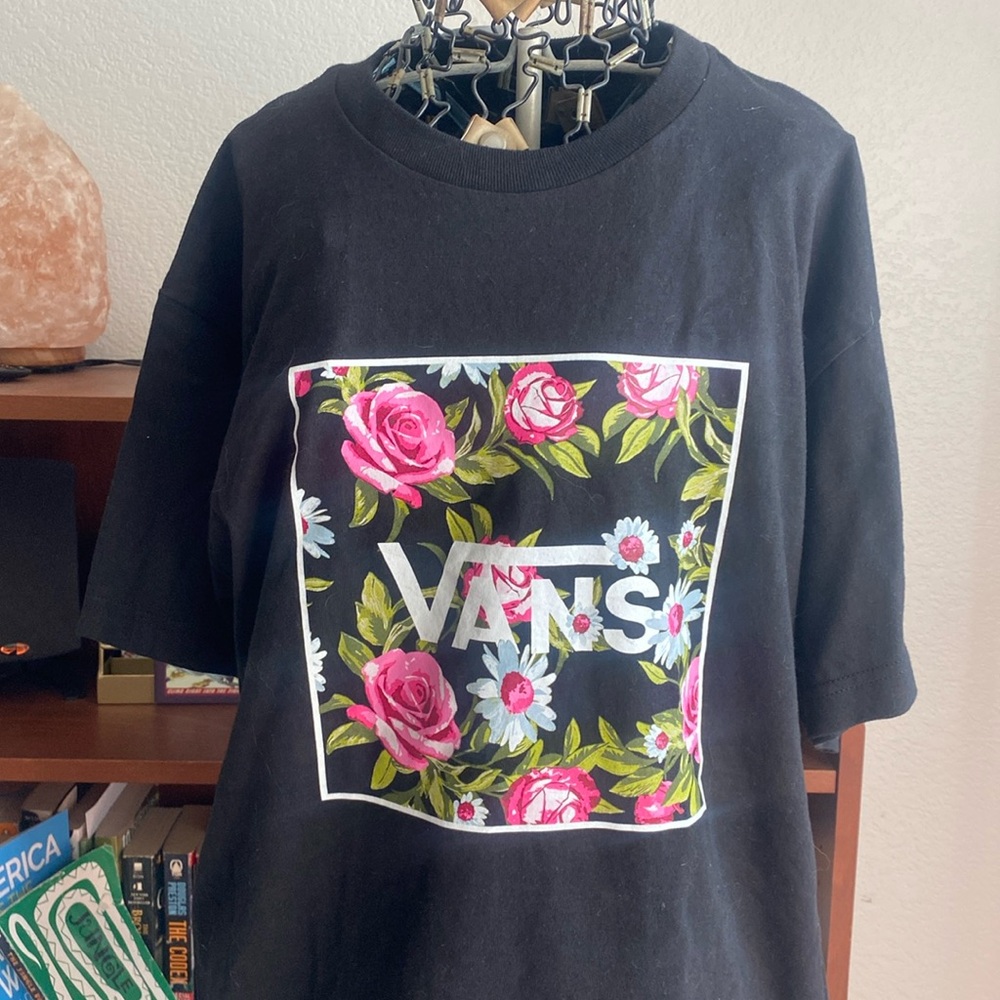 NWT - VANS BLACK TSHIRT WITH ROSES Big kid’s XL